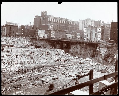 Veduta dei lavoratori nel grande scavo per la Pennsylvania Station, New York, 1906 da Byron Company